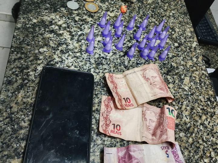 POLÍCIA MILITAR PRENDE MULHER POR TRÁFICO DE DROGAS EM PEDREIRA