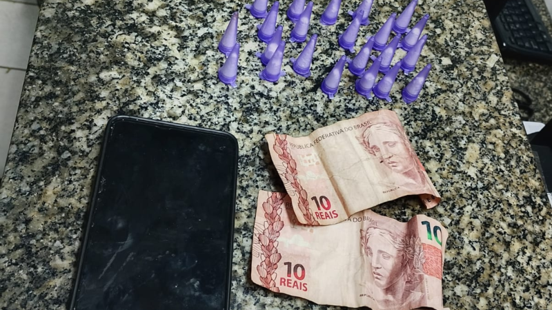 POLÍCIA MILITAR PRENDE MULHER POR TRÁFICO DE DROGAS EM PEDREIRA