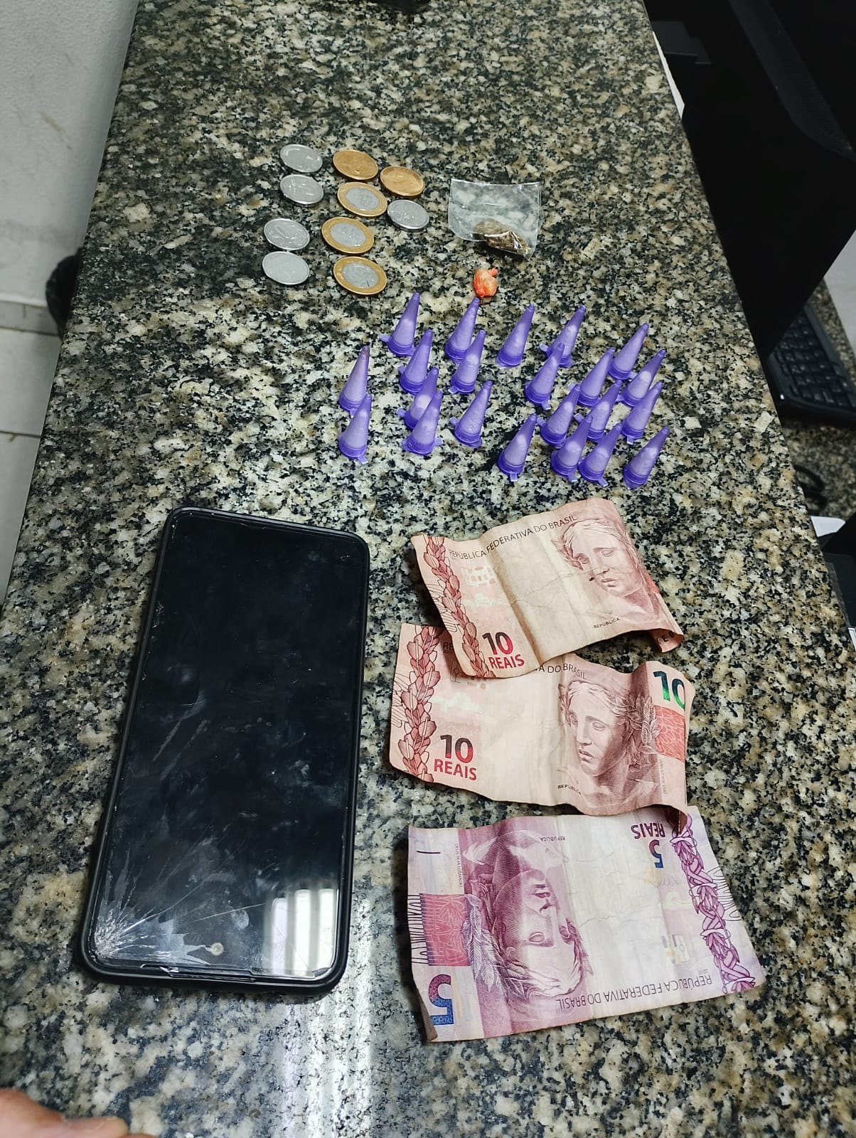POLÍCIA MILITAR PRENDE MULHER POR TRÁFICO DE DROGAS EM PEDREIRA