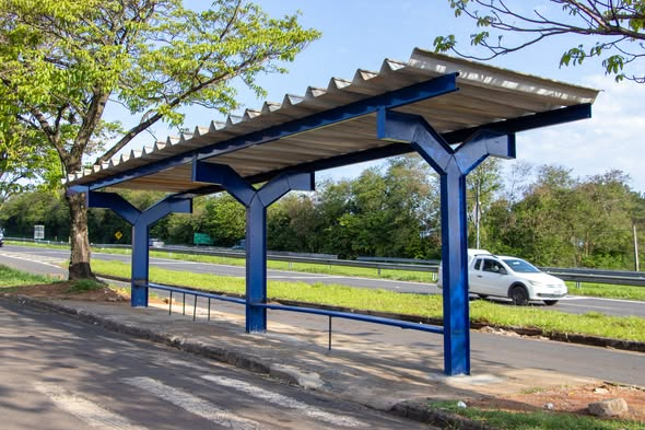 PREFEITURA DE JAGUARIÚNA CONCLUI RECONSTRUÇÃO DE ABRIGO DE ÔNIBUS NA RODOVIA JOÃO BEIRA