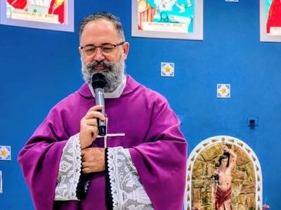 QUE DEUS ABENÇOE O PADRE CARLOS ROBERTO PANASSOLO COM A CURA E A FORÇA PARA VENCER ESTA BATALHA! É O PEDIDO DO ROBERTÃO CHAPA QUENTE .