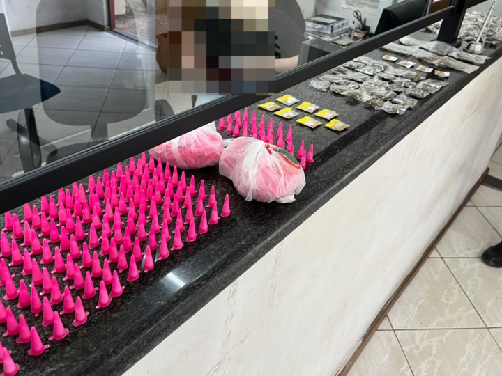POLÍCIA MILITAR APREENDE MAIS DE 400 EPPENDORFS DE COCAÍNA E OUTRAS DROGAS EM PEDREIRA