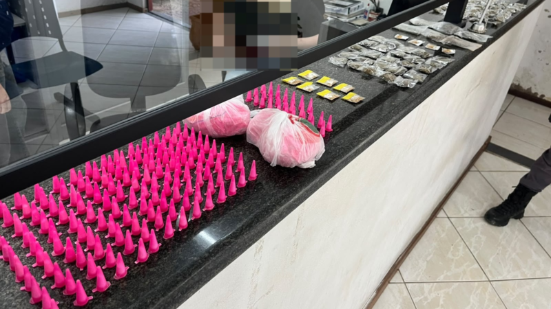 POLÍCIA MILITAR APREENDE MAIS DE 400 EPPENDORFS DE COCAÍNA E OUTRAS DROGAS EM PEDREIRA