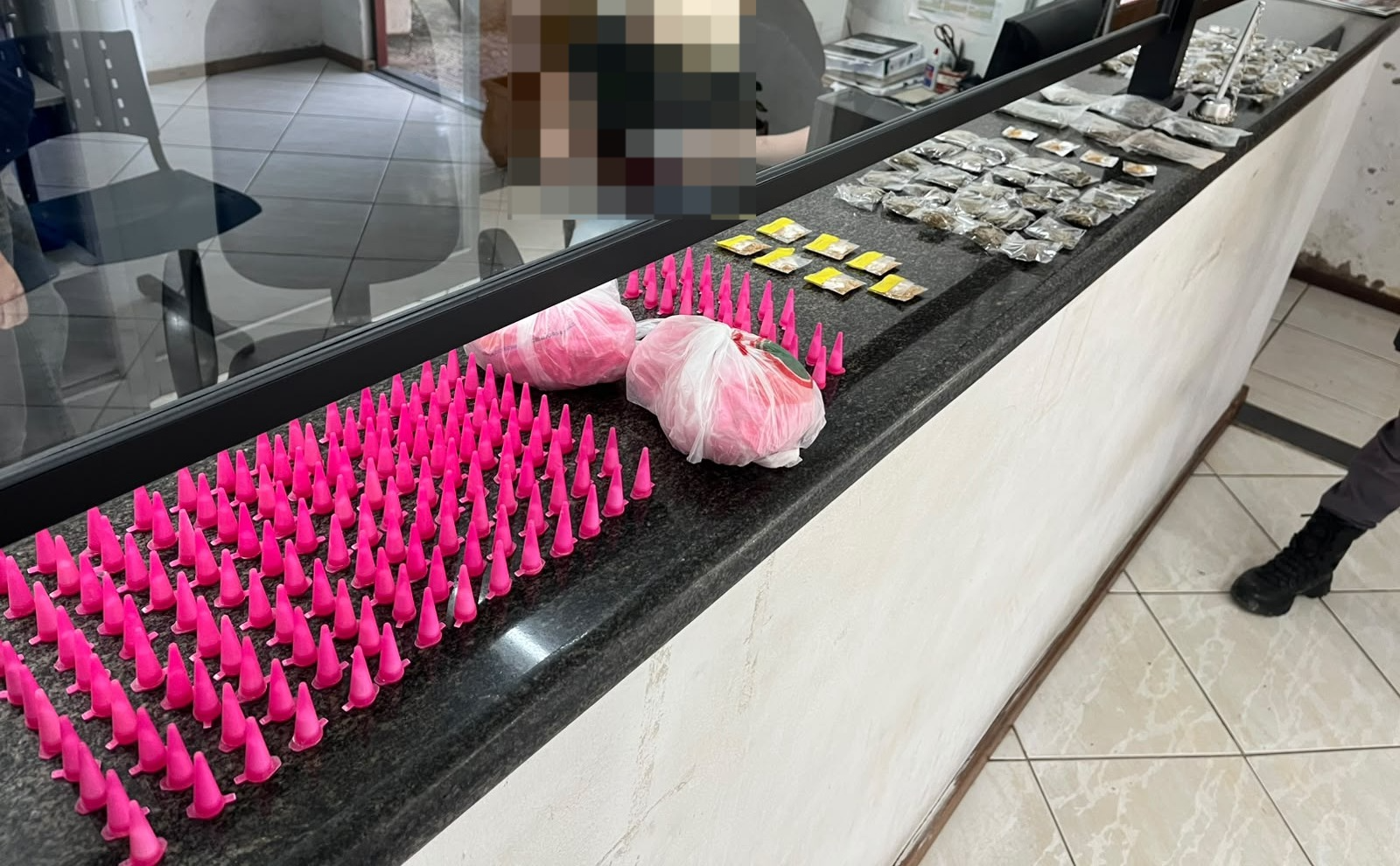 POLÍCIA MILITAR APREENDE MAIS DE 400 EPPENDORFS DE COCAÍNA E OUTRAS DROGAS EM PEDREIRA