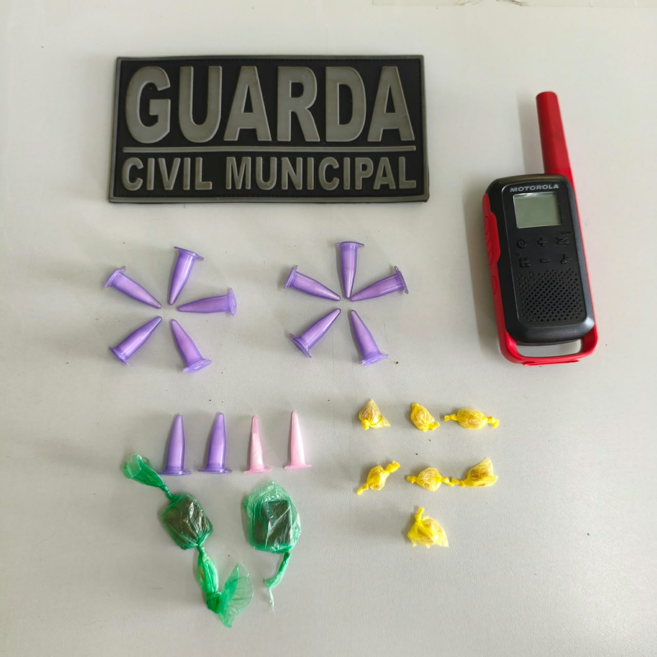 GCM PRENDE DOIS SUSPEITOS POR TRÁFICO DE DROGAS EM SANTO ANTÔNIO DE POSSE
