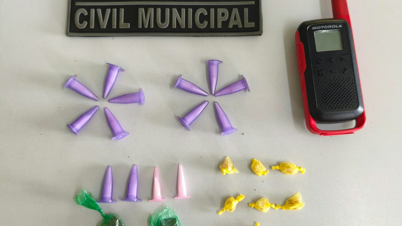 GCM PRENDE DOIS SUSPEITOS POR TRÁFICO DE DROGAS EM SANTO ANTÔNIO DE POSSE