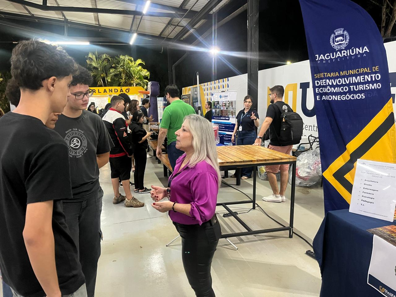 PREFEITURA DE JAGUARIÚNA PARTICIPA DO DIA DE CARREIRAS DA UNIFAJ