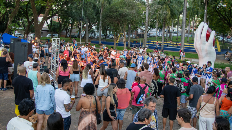 PROJETO SAMBA NO PARQUE LEVA MÚSICA E ANIMAÇÃO À PRAÇA DO AMOR