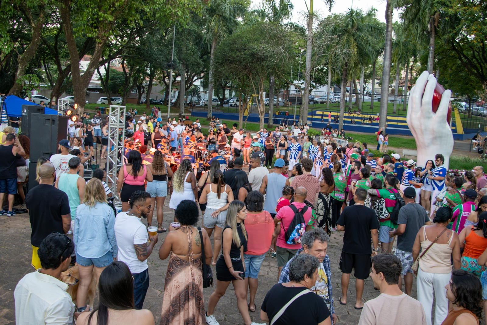 PROJETO SAMBA NO PARQUE LEVA MÚSICA E ANIMAÇÃO À PRAÇA DO AMOR