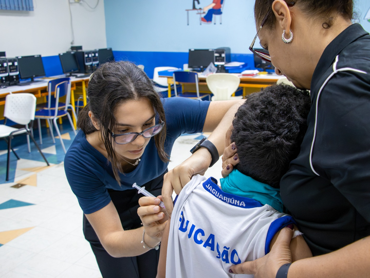 JAGUARIÚNA REFORÇA VACINAÇÃO NAS ESCOLAS E AMPLIA PROTEÇÃO DE ALUNOS E PROFESSORES