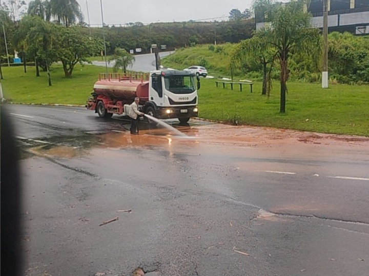 SERRA NEGRA – PREFEITURA INTENSIFICA LIMPEZA E ORGANIZAÇÃO DA CIDADE APÓS FORTES CHUVAS EM SERRA NEGRA . Equipes municipais atuam na limpeza e na manutenção dos espaços públicos após o registro de aproximadamente 75 milímetros de chuva nas últimas horas.