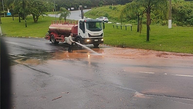 SERRA NEGRA – PREFEITURA INTENSIFICA LIMPEZA E ORGANIZAÇÃO DA CIDADE APÓS FORTES CHUVAS EM SERRA NEGRA …..Equipes municipais atuam na limpeza e na manutenção dos espaços públicos após o registro de aproximadamente 75 milímetros de chuva nas últimas horas.