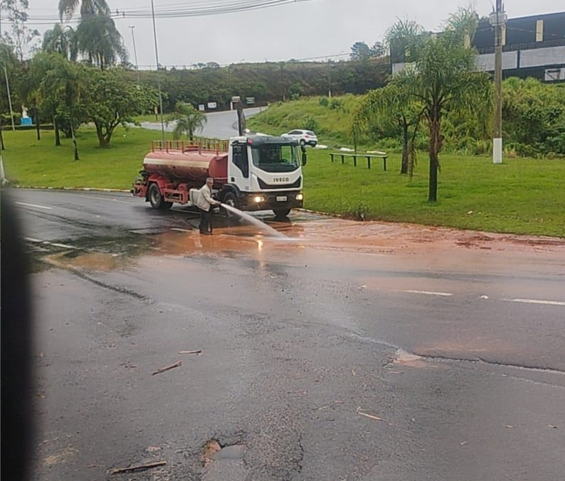 SERRA NEGRA – PREFEITURA INTENSIFICA LIMPEZA E ORGANIZAÇÃO DA CIDADE APÓS FORTES CHUVAS EM SERRA NEGRA …..Equipes municipais atuam na limpeza e na manutenção dos espaços públicos após o registro de aproximadamente 75 milímetros de chuva nas últimas horas.