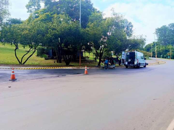 MOTOCICLISTA CAI APÓS PASSAR POR ÓLEO NA PISTA E RECEBE ATENDIMENTO EM HOLAMBRA E APOIO DA GCM .