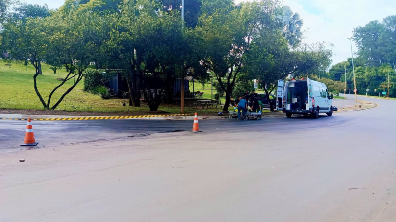 MOTOCICLISTA CAI APÓS PASSAR POR ÓLEO NA PISTA E RECEBE ATENDIMENTO EM HOLAMBRA E APOIO DA GCM .