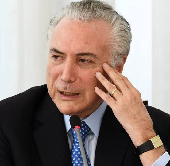 MICHEL TEMER DECLARA APOIO A FLÁVIO BOLSONARO NO SEGUNDO TURNO: “AS URNAS FALARAM”Ex-presidente afirma que resultado das eleições indica desejo de mudança e associa candidatura de Flávio Bolsonaro à ideia de “reconexão”O ex-presidente Michel Temer (MDB) declarou nesta segunda-feira (5) apoio à candidatura de Flávio Bolsonaro (PL) na disputa do segundo turno da eleição presidencial contra Luiz Inácio Lula da Silva (PT).Em uma declaração divulgada nas redes sociais, Temer afirmou que o resultado das urnas revelou, na avaliação dele, um desejo de mudança por parte do eleitorado brasileiro.“As urnas falaram. O povo brasileiro, autoridade única da democracia, deixou claro que deseja mudança. Quer atenção e respeito”, afirmou Temer.O ex-presidente também relacionou o resultado do primeiro turno à renovação na composição do Congresso Nacional e destacou que Flávio Bolsonaro terminou a primeira etapa da eleição em primeiro lugar.Na sequência, Temer afirmou que a sociedade busca “novas ideias, novas atitudes, novos projetos e um caminho diferente”. Ao apresentar sua posição, resumiu: “Quer, portanto, reconexão. E reconexão é Flávio.”