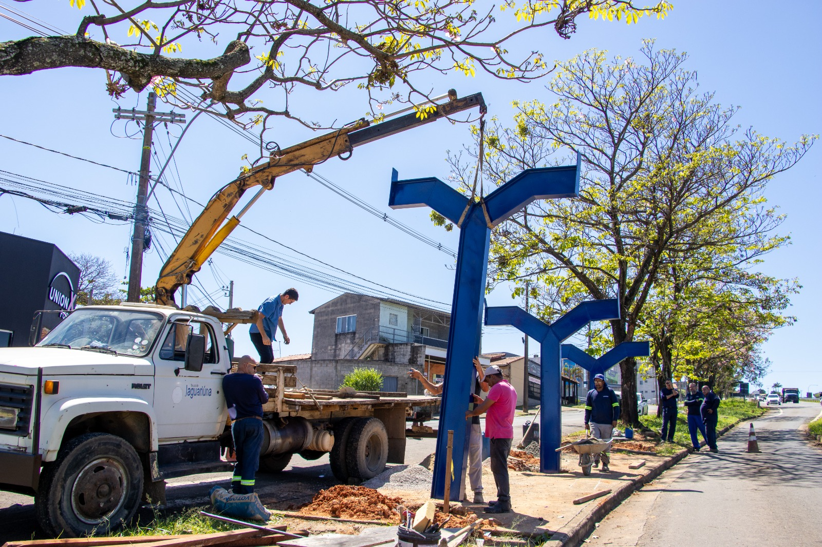 PREFEITURA DE JAGUARIÚNA INICIA RECONSTRUÇÃO DE ABRIGO DE ÔNIBUS DESTRUÍDO NA SP-095