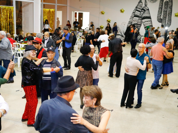 SEXTA-FEIRA TEM BAILE DA MELHOR IDADE NO RAÍZES DA VIDA