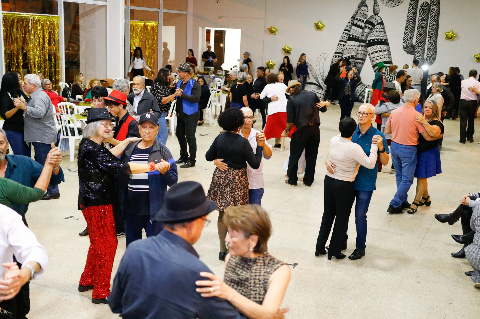 SEXTA-FEIRA TEM BAILE DA MELHOR IDADE NO RAÍZES DA VIDA