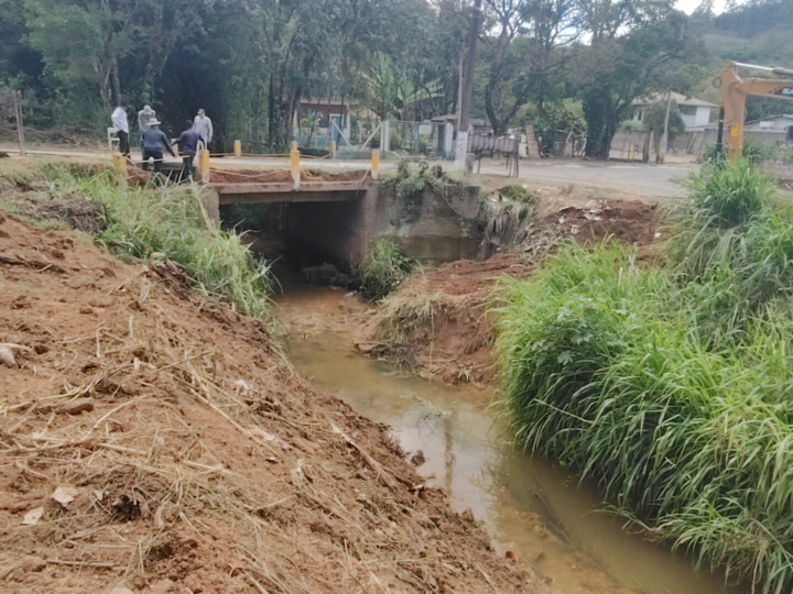Prefeitura promove continuidade nas ações de prevenção e combate a enchentes em Serra NegraDesde 2021, a Prefeitura de Serra Negra mantém ações permanentes de prevenção e combate a enchentes, com o objetivo de reduzir os impactos de chuvas fortes e preservar tanto o patrimônio público quanto o privado. O trabalho é realizado em áreas urbanas e rurais de todo o município.