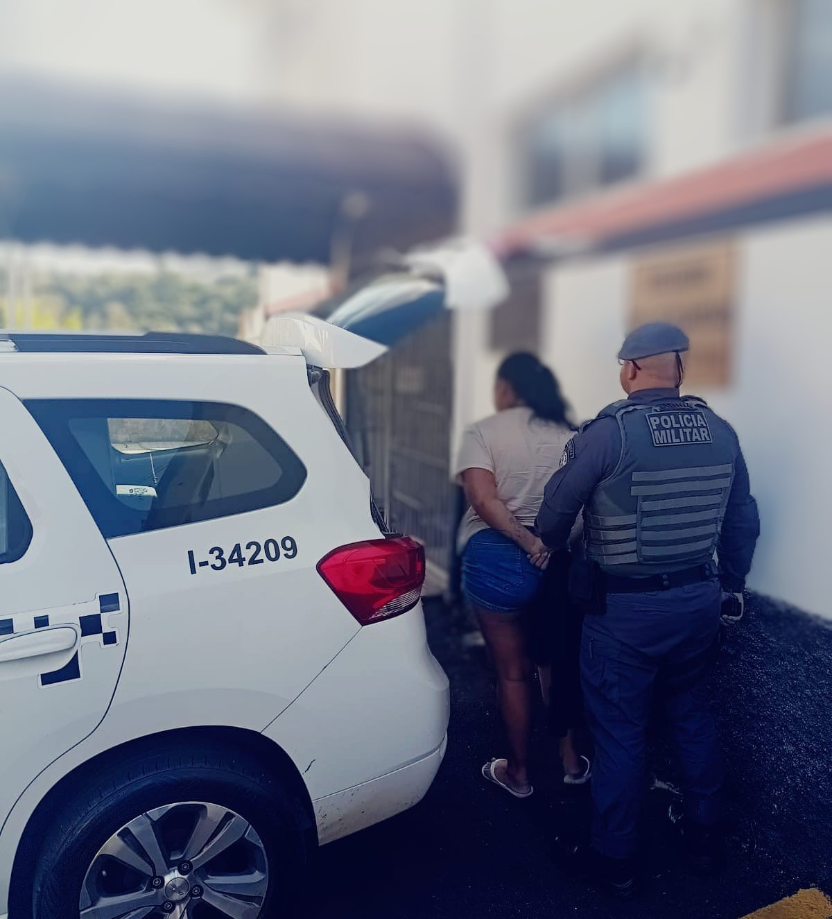 PM PRENDE EM SERRA NEGRA MULHER PROCURADA PELA JUSTIÇA POR TRÁFICO DE DROGAS